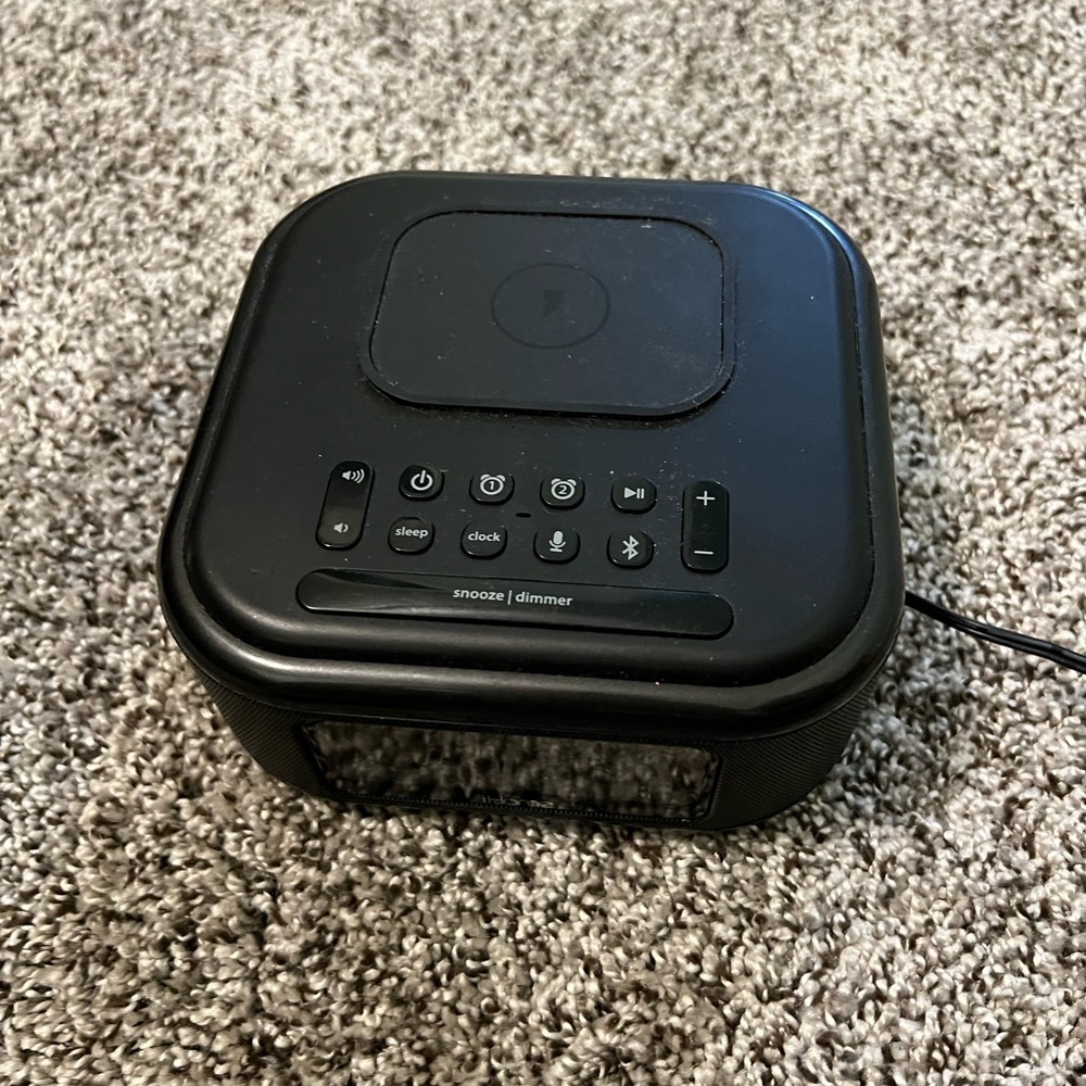 iHome Wireless Charging Alarm Clock